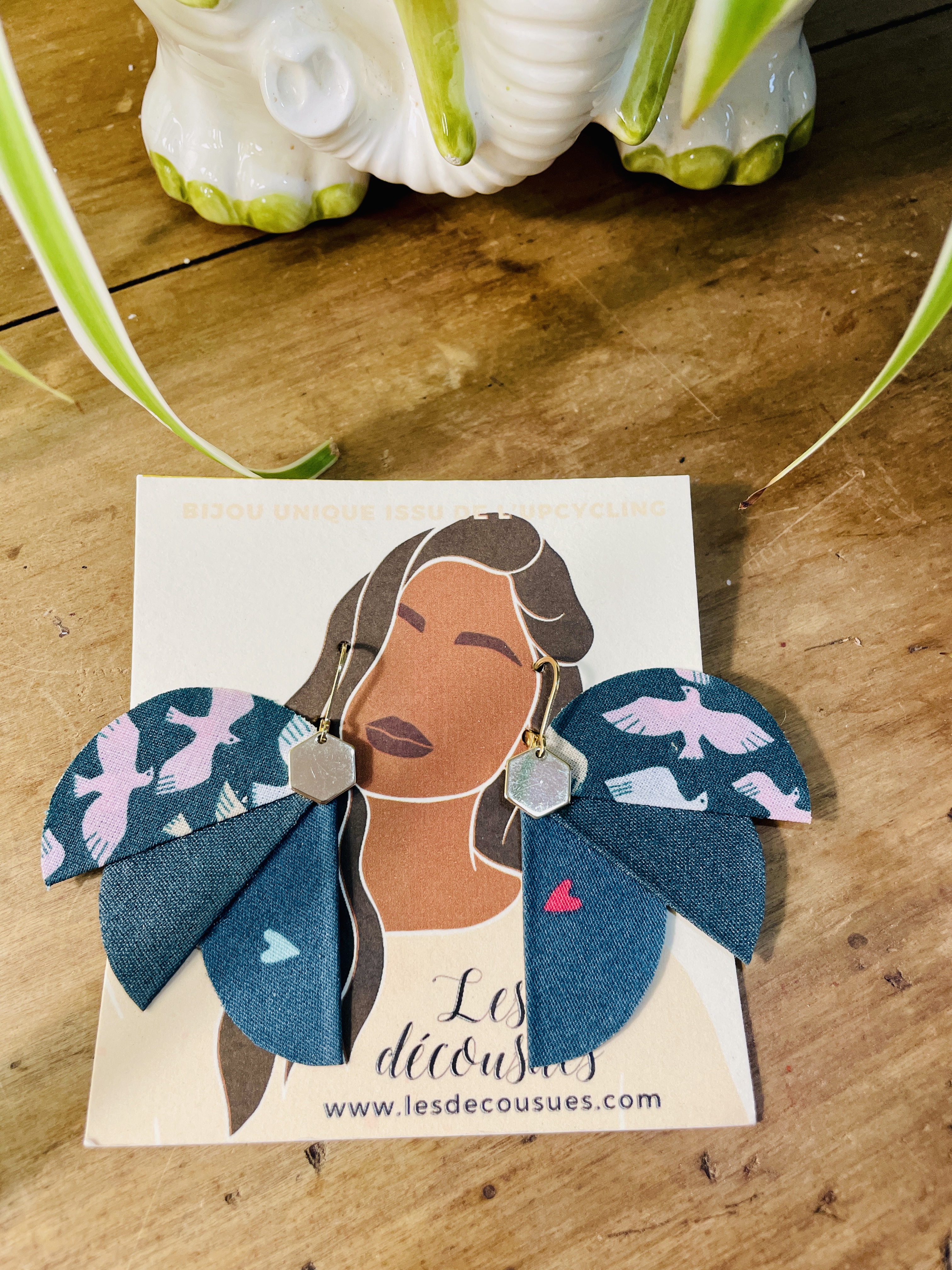 boucles d'oreilles, bijoux, tissu, cuir, revalorisation, upcycling, fait main, modèle unique, idée cadeau, création française, boutique de créateurs, boutique nantaise, kapsule ephemere