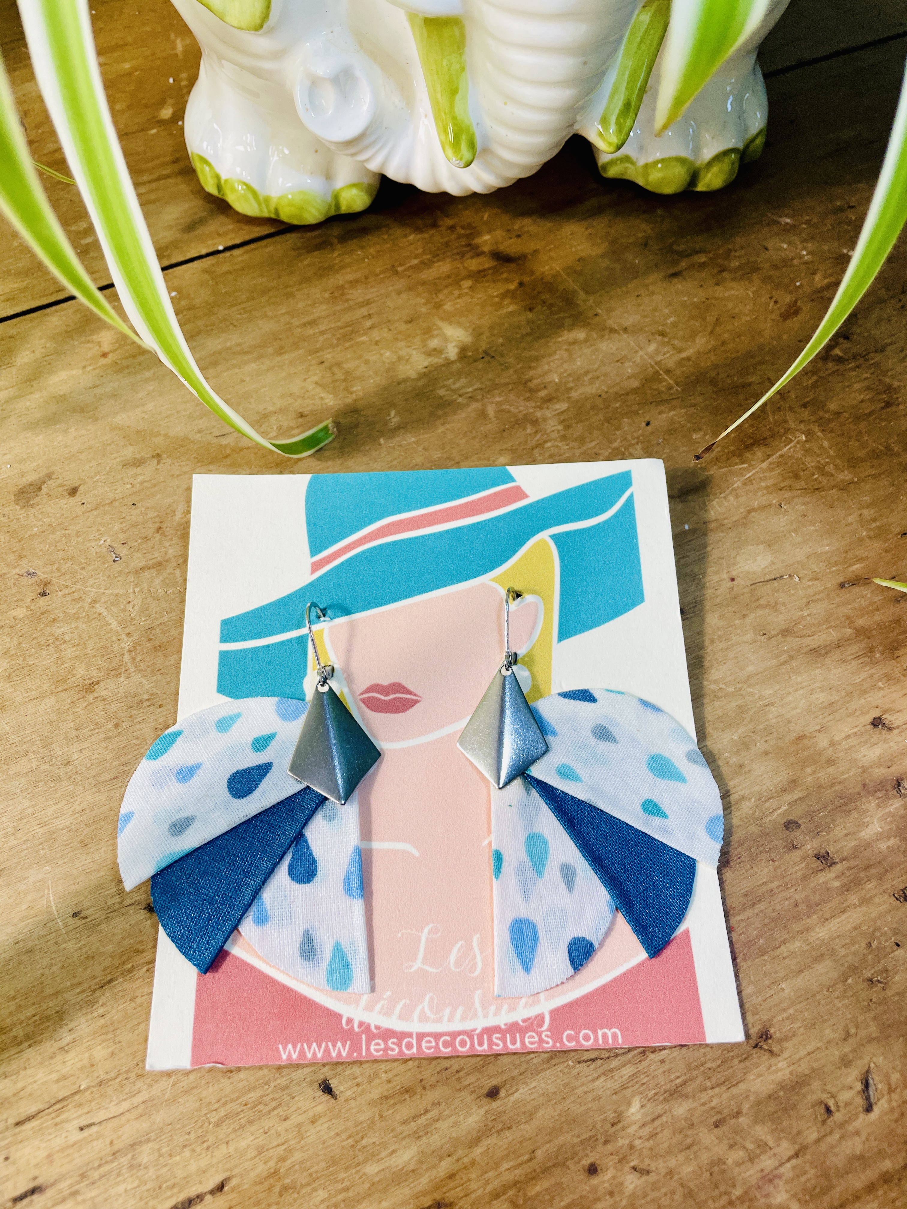 boucles d'oreilles, bijoux, tissu, cuir, revalorisation, upcycling, fait main, modèle unique, idée cadeau, création française, boutique de créateurs, boutique nantaise, kapsule ephemere