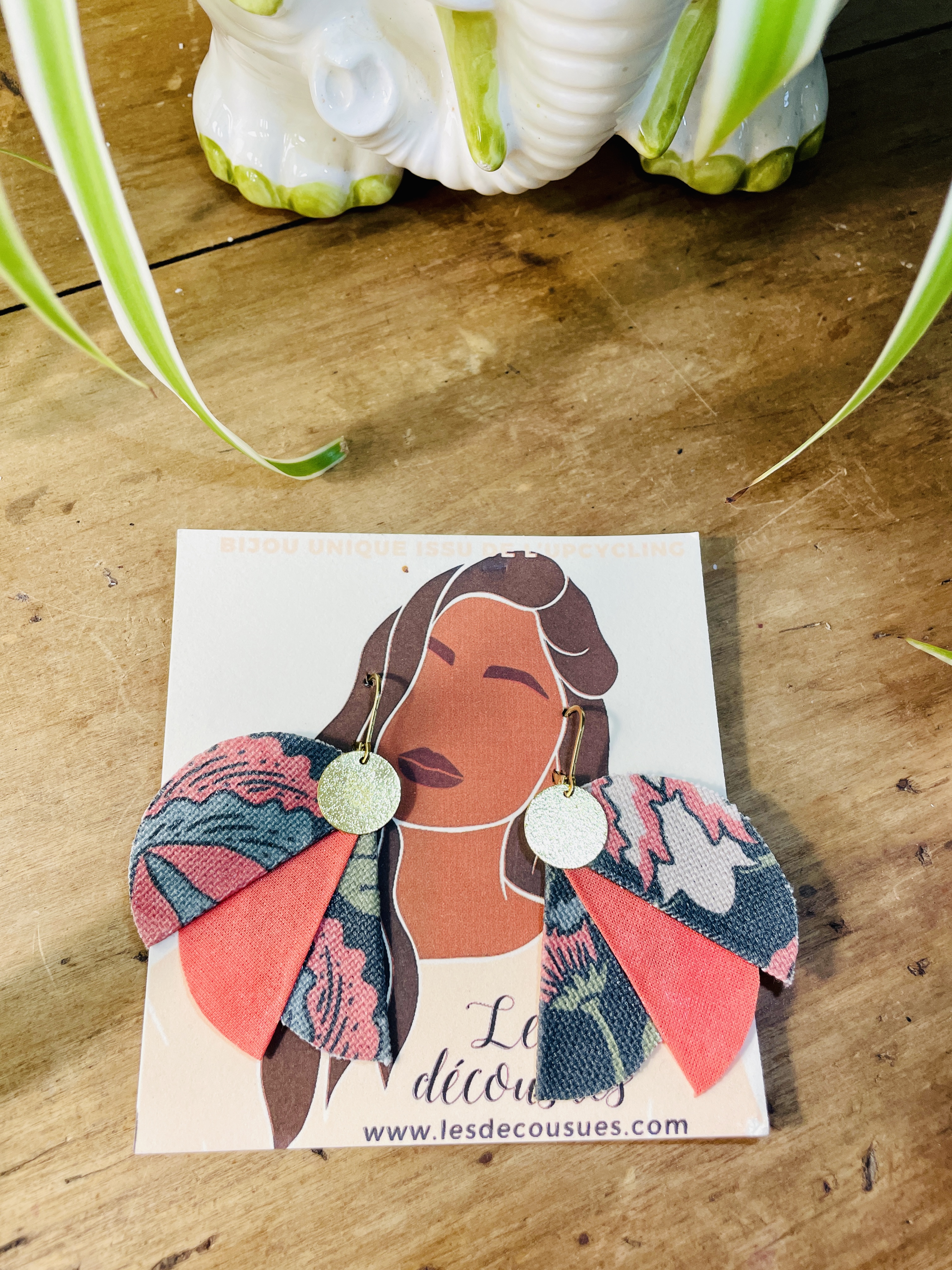 boucles d'oreilles, bijoux, tissu, cuir, revalorisation, upcycling, fait main, modèle unique, idée cadeau, création française, boutique de créateurs, boutique nantaise, kapsule ephemere