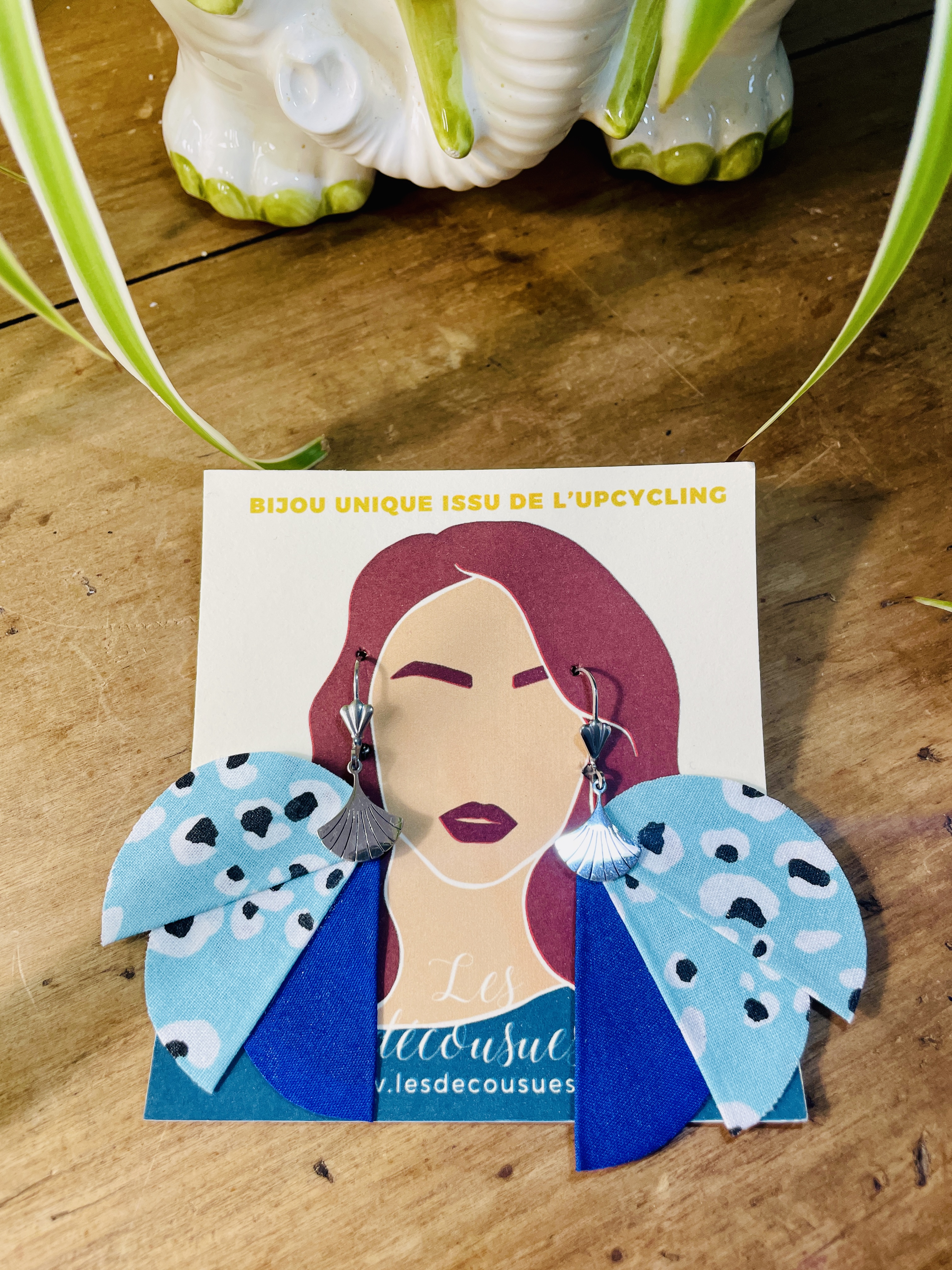 boucles d'oreilles, bijoux, tissu, cuir, revalorisation, upcycling, fait main, modèle unique, idée cadeau, création française, boutique de créateurs, boutique nantaise, kapsule ephemere