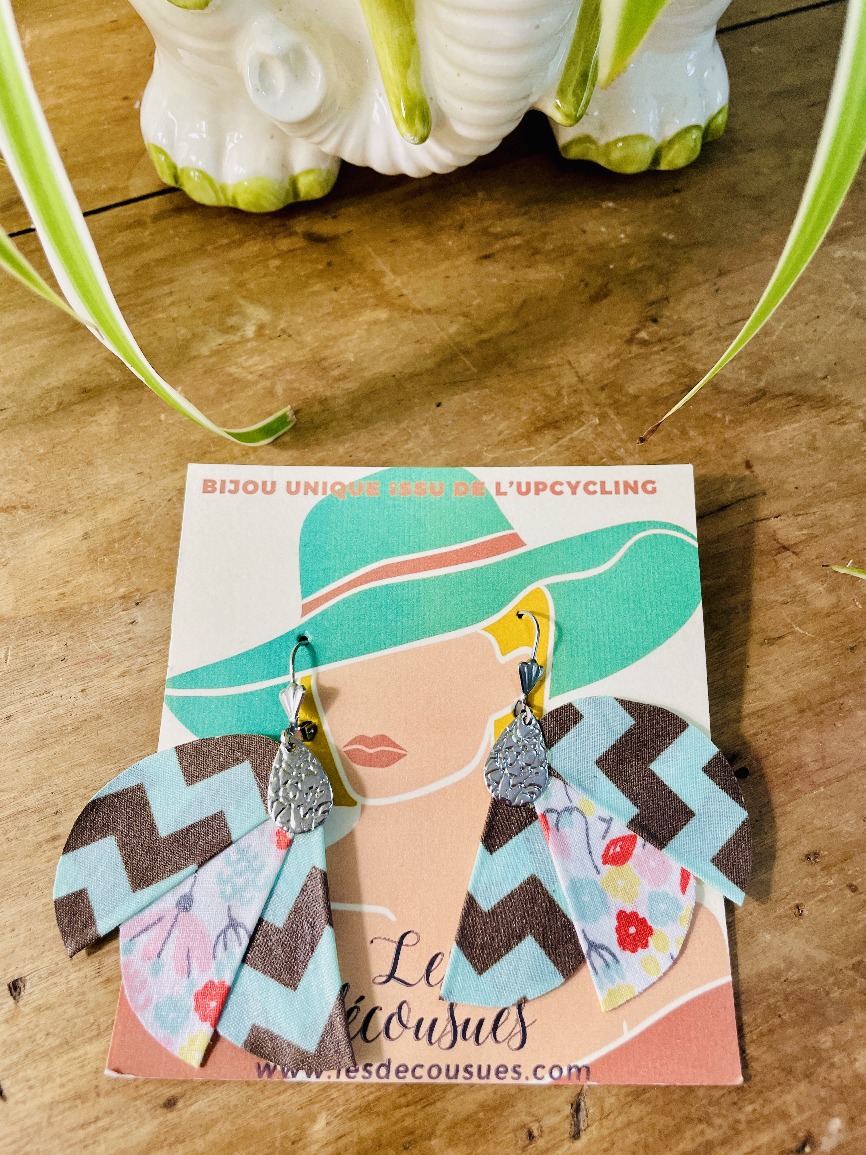 boucles d'oreilles, bijoux, tissu, cuir, revalorisation, upcycling, fait main, modèle unique, idée cadeau, création française, boutique de créateurs, boutique nantaise, kapsule ephemere