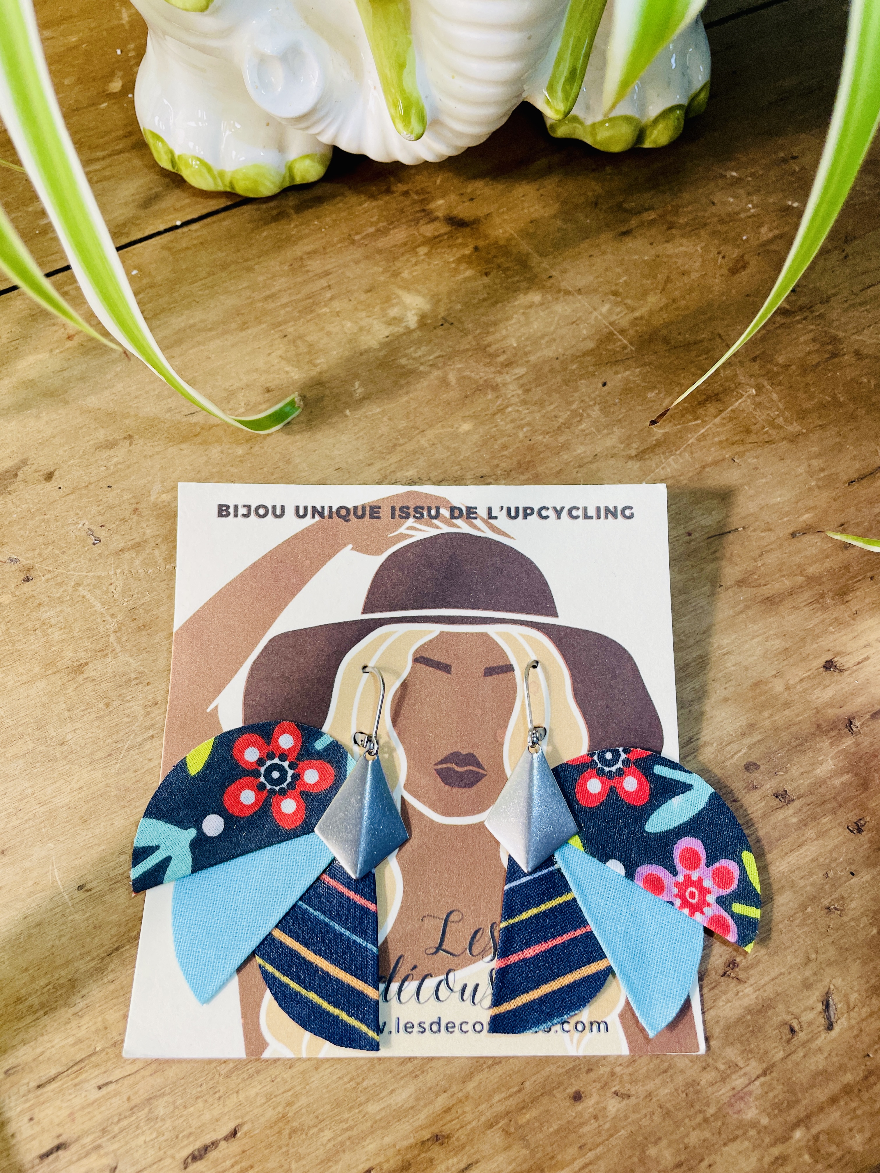 boucles d'oreilles, bijoux, tissu, cuir, revalorisation, upcycling, fait main, modèle unique, idée cadeau, création française, boutique de créateurs, boutique nantaise, kapsule ephemere