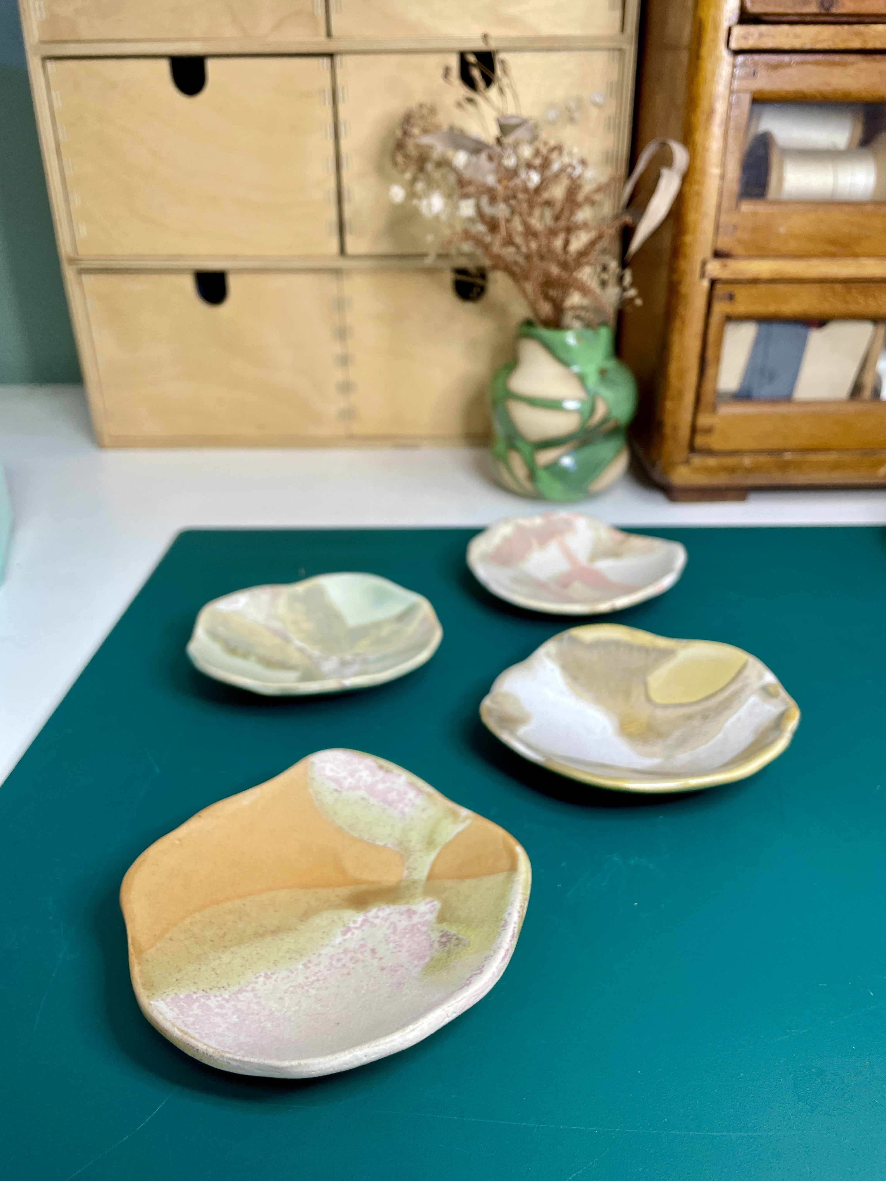 mug, tasse, assiette, vaisselle, céramique, grès, poterie, modèle unique, fait main, idée cadeau, cadeau de noël, création française, boutique nantaise, boutique de créateurs, nantes, kapsule éphémère