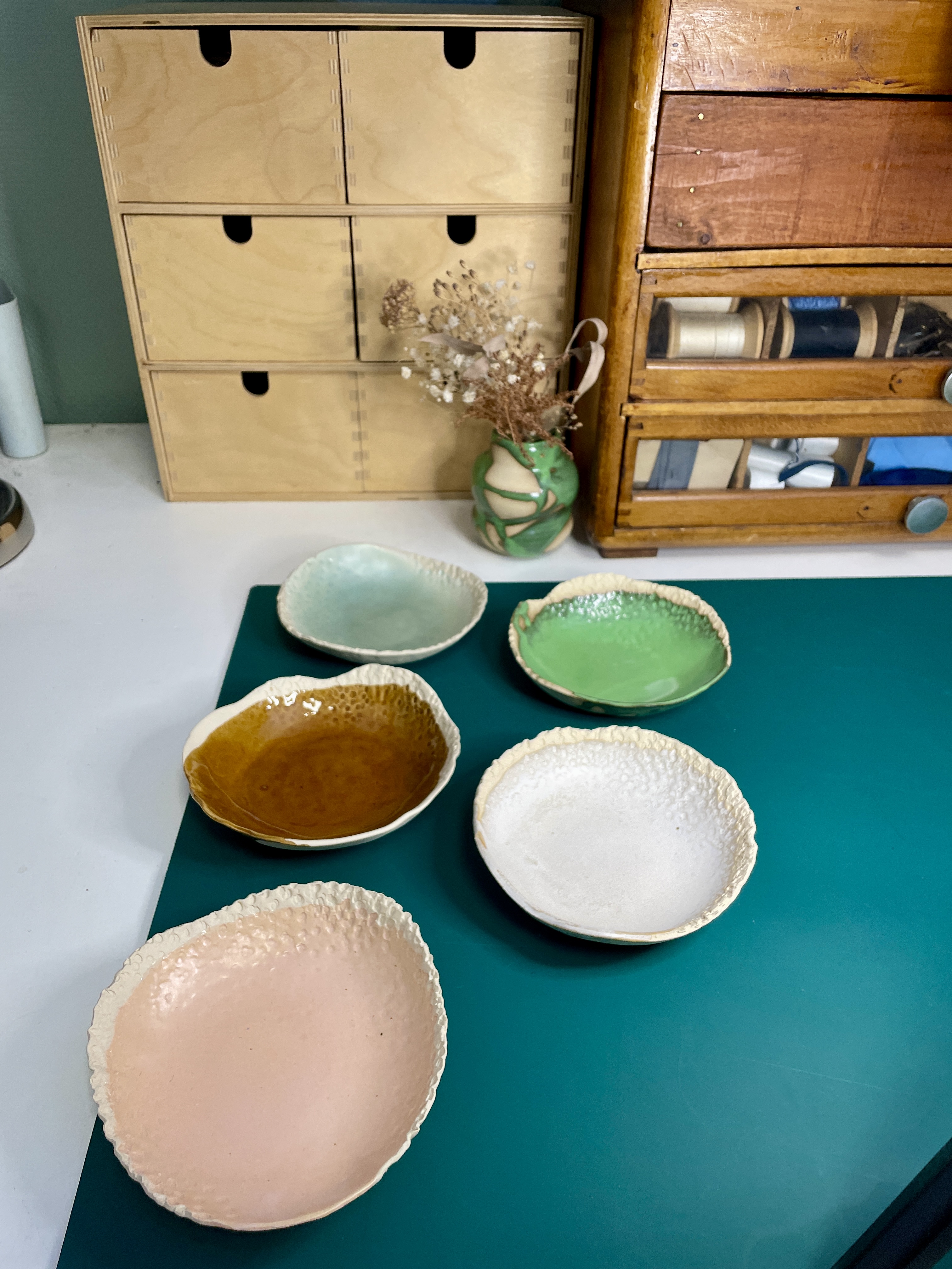 mug, tasse, assiette, vaisselle, céramique, grès, poterie, modèle unique, fait main, idée cadeau, cadeau de noël, création française, boutique nantaise, boutique de créateurs, nantes, kapsule éphémère