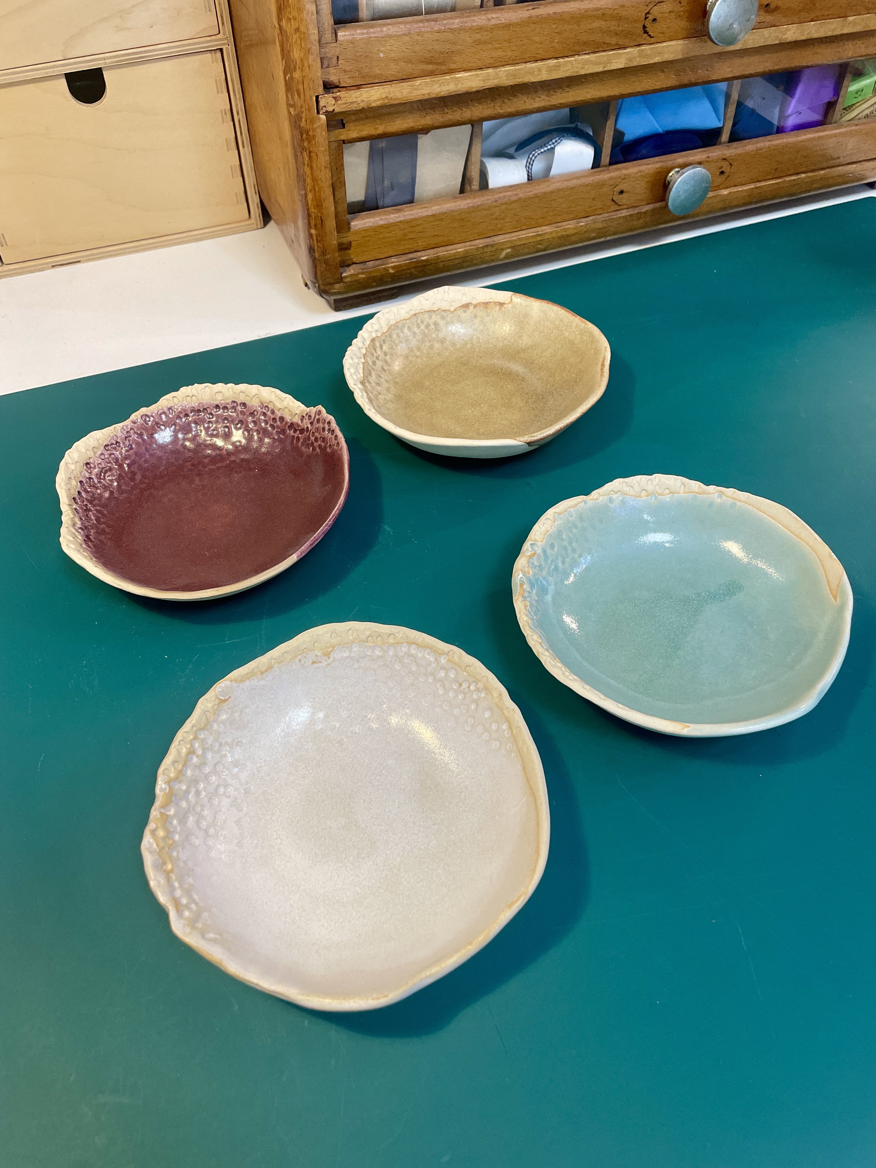 mug, tasse, assiette, vaisselle, céramique, grès, poterie, modèle unique, fait main, idée cadeau, cadeau de noël, création française, boutique nantaise, boutique de créateurs, nantes, kapsule éphémère