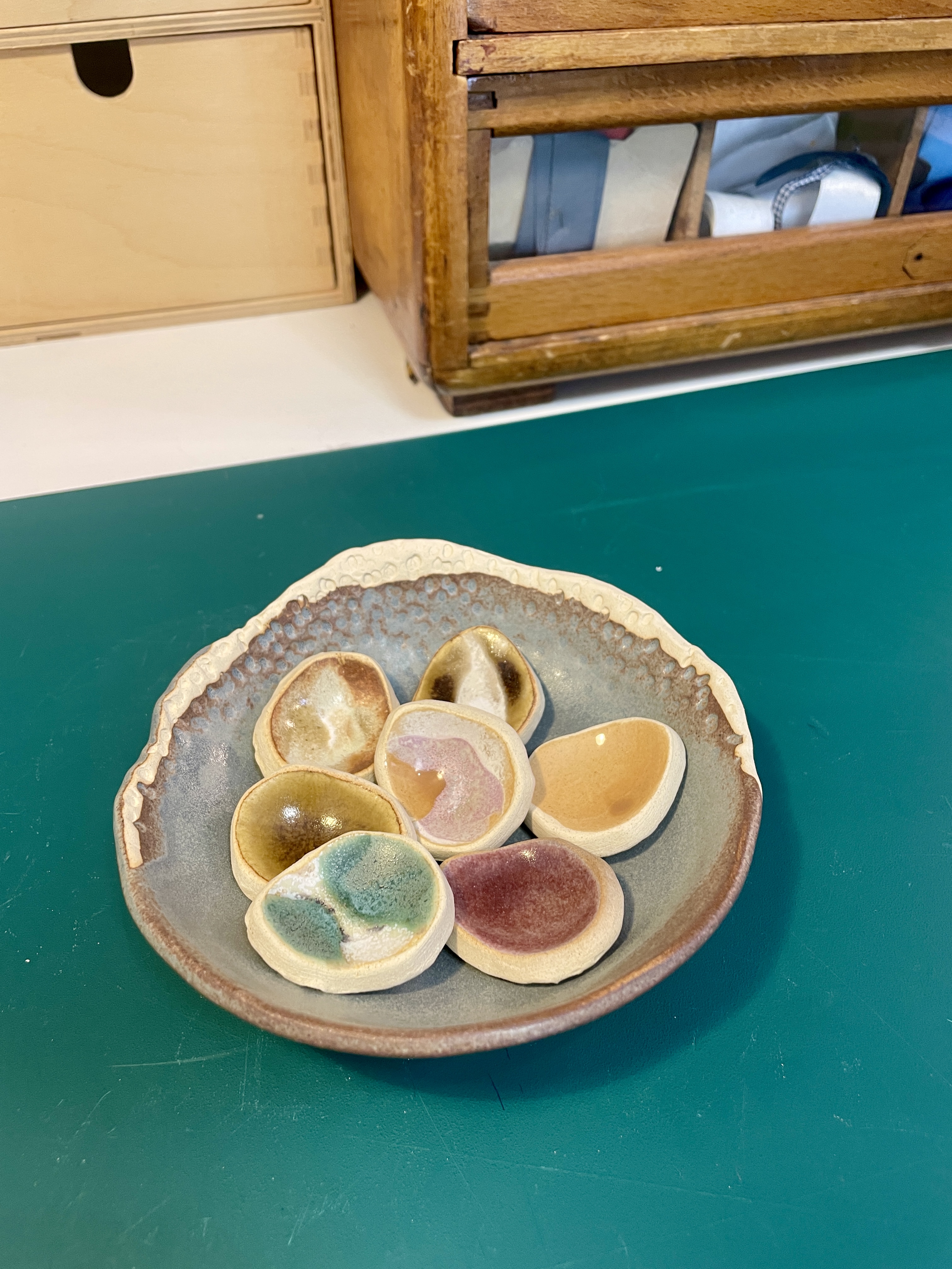 mug, tasse, assiette, vaisselle, céramique, grès, poterie, modèle unique, fait main, idée cadeau, cadeau de noël, création française, boutique nantaise, boutique de créateurs, nantes, kapsule éphémère