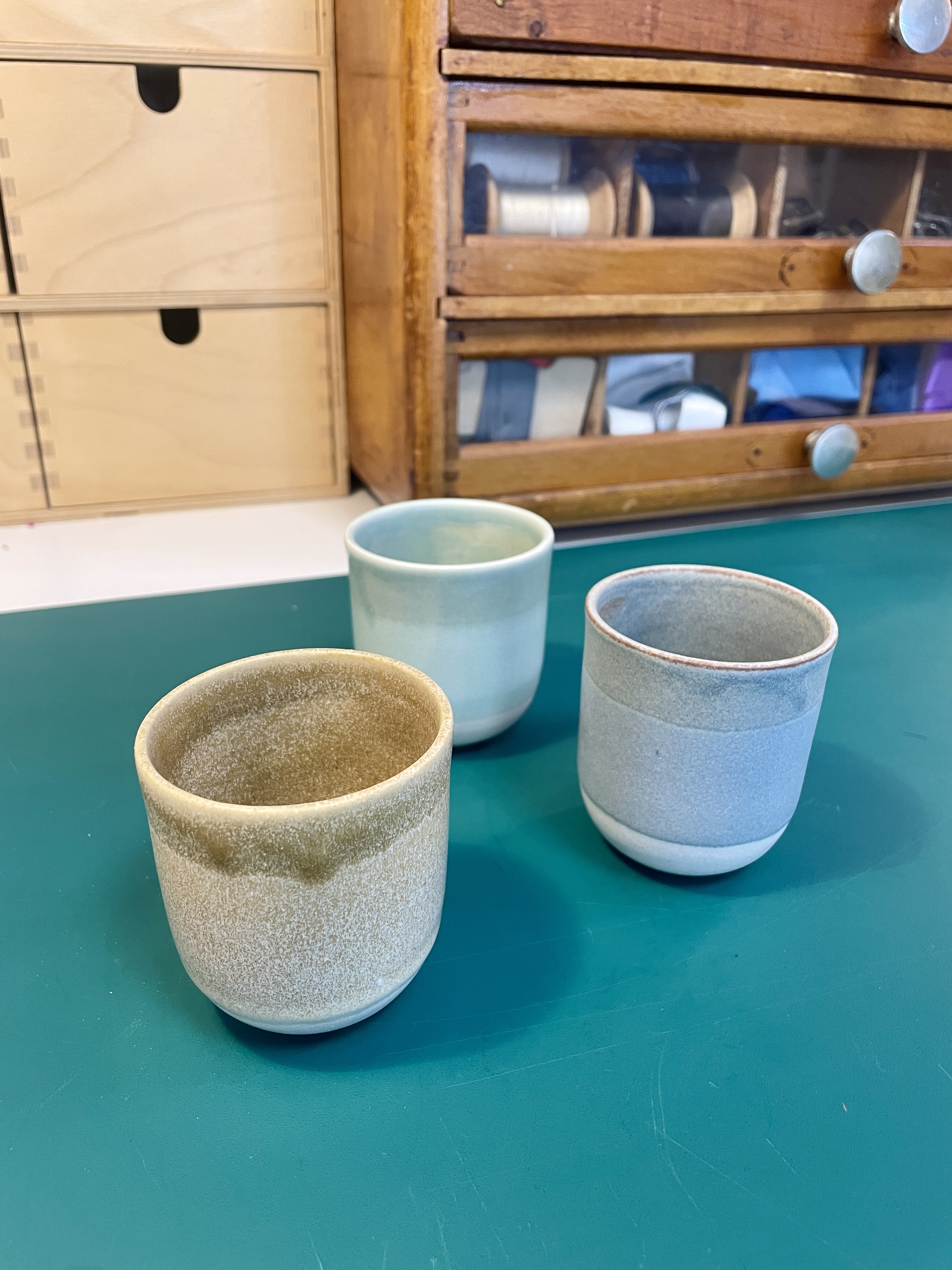 mug, tasse, assiette, vaisselle, céramique, grès, poterie, modèle unique, fait main, idée cadeau, cadeau de noël, création française, boutique nantaise, boutique de créateurs, nantes, kapsule éphémère