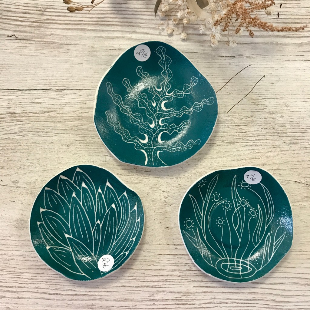 assiette, céramique, porcelaine, peint à la main, fait main, créatrice, potière, fabrication locale, made in france, idée cadeau, coupelle