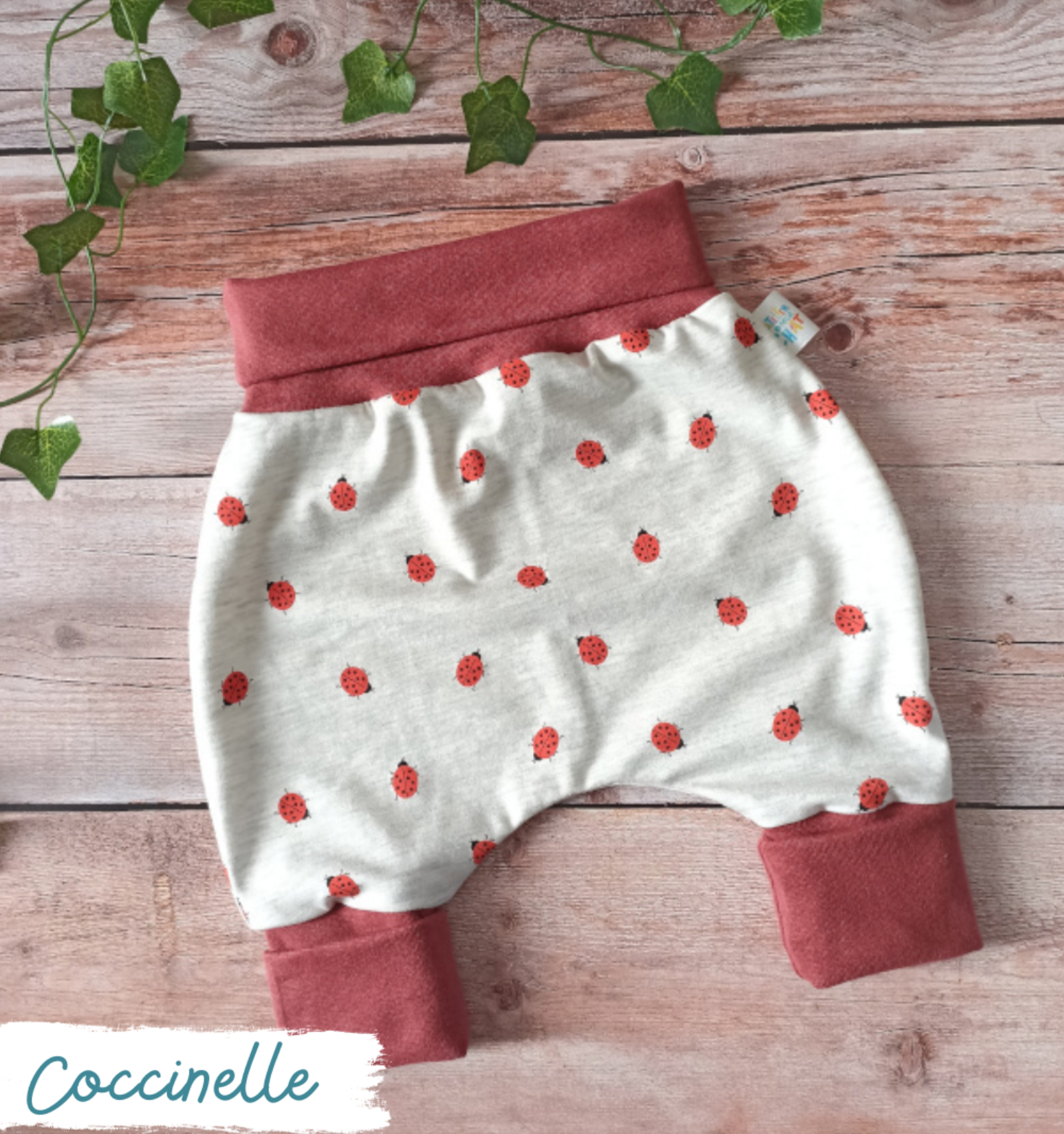 serviette élastique, bavoir, sarouel évolutif, vêtement enfant, cadeau de naissance, idée cadeau, créatrice française, fabrication locale, fait main, boutique de créateurs, boutique nantaise, kapsule éphémère