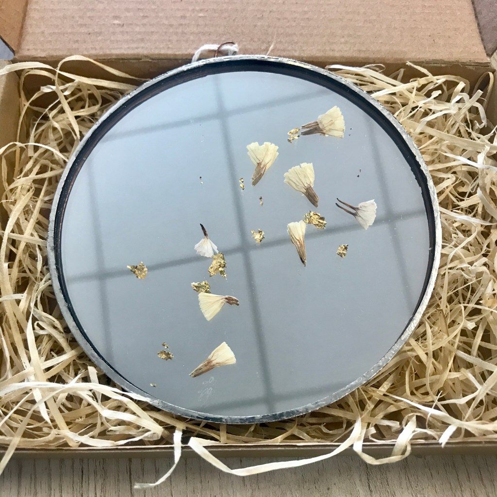 miroir, artisanat, verrier, fleurs séchées, fait main, modèle unique, idée cadeau, fête des mères, créatrice, made in france, fabrication locale, création française