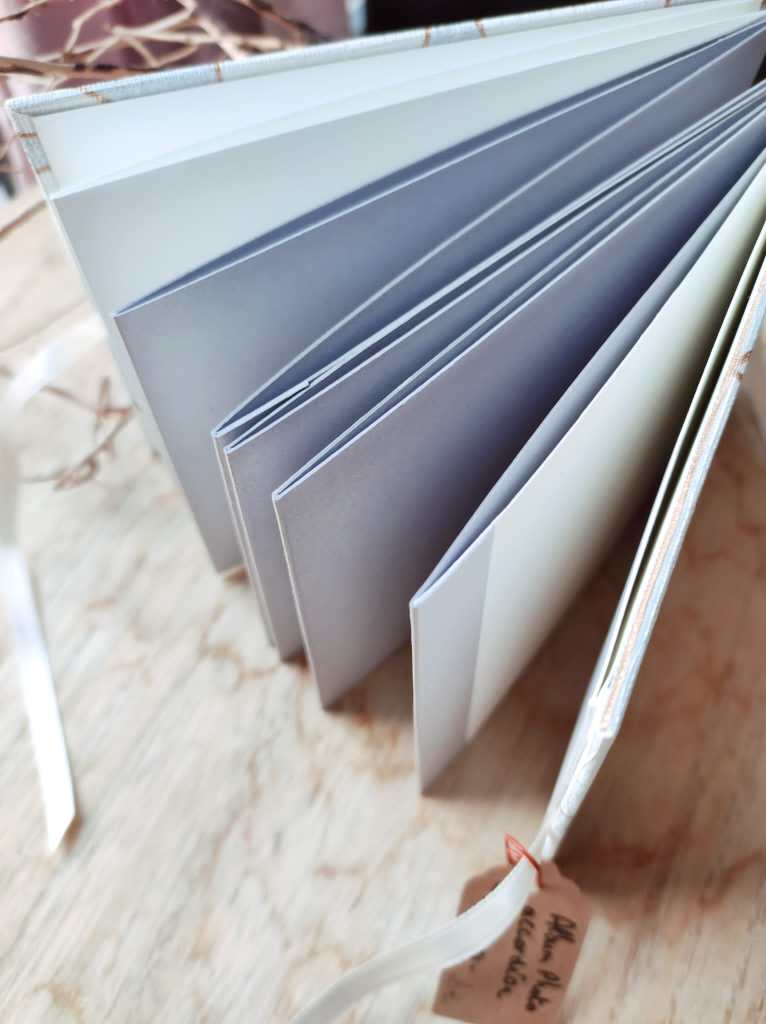 album photo, carnet, papier, papeterie, upcycling, cartonnage, idée cadeau, cadeau de noel, créatrice, fait main, modèle unique, made in france, fabrication locale
