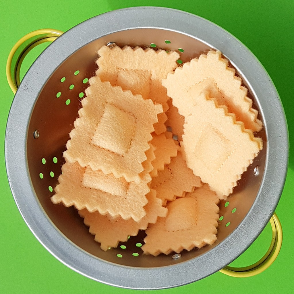 jouet, jeux enfants, feutrine de laine, dinette, fait main, idée cadeau, cadeau de noël, créatrice française, made in france, fabrication locale.