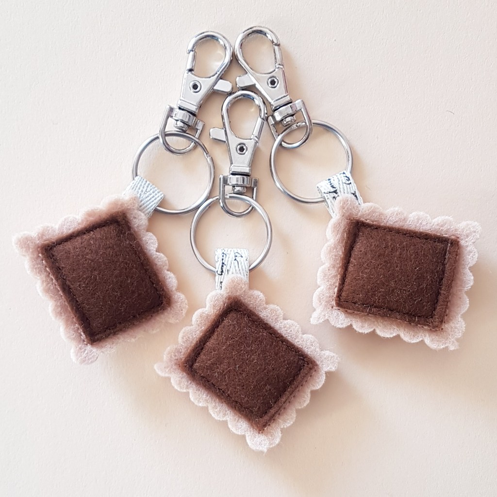 jouet, jeux enfants, vêtement poupée, fait main, idée cadeau, cadeau de noël, créatrice française, made in france, fabrication locale.