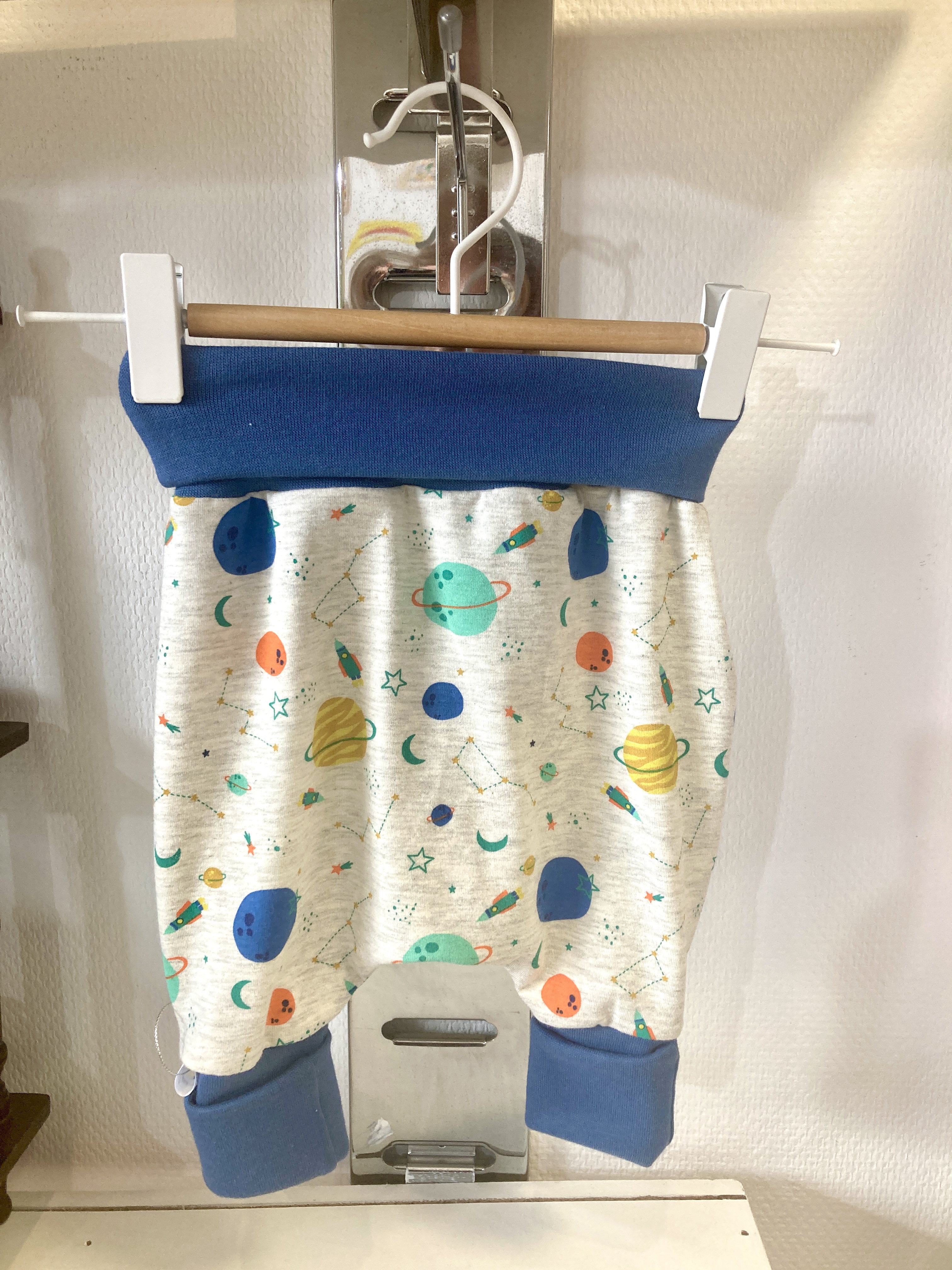 sarouel évolutif, vêtement enfant, idée cadeau, cadeau de naissance, fait main, modèle unique, bavoirs, création française, made in france, boutique de créateurs, boutique nantaise, kapsule éphémère