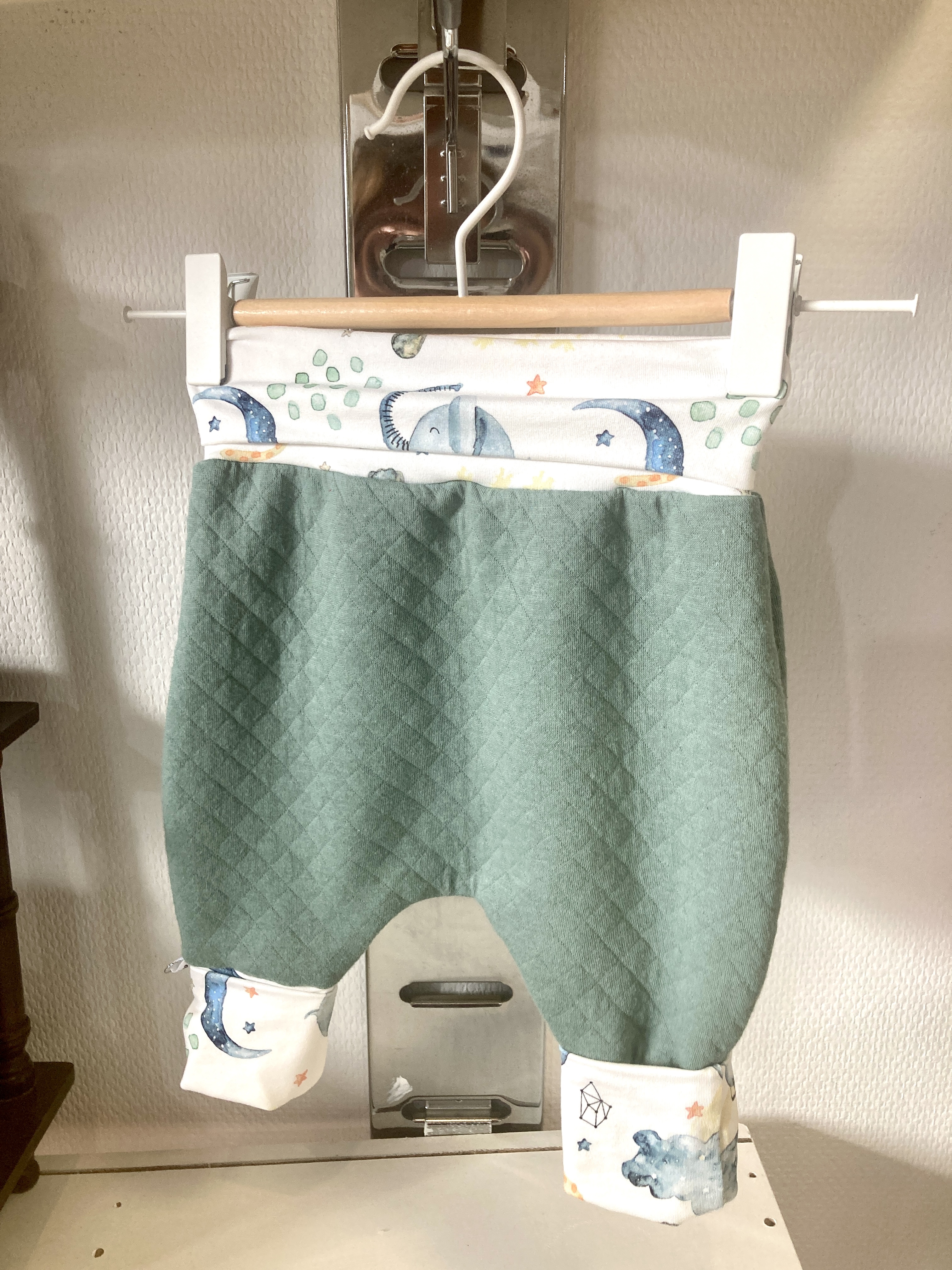 sarouel évolutif, vêtement enfant, idée cadeau, cadeau de naissance, fait main, modèle unique, bavoirs, création française, made in france, boutique de créateurs, boutique nantaise, kapsule éphémère