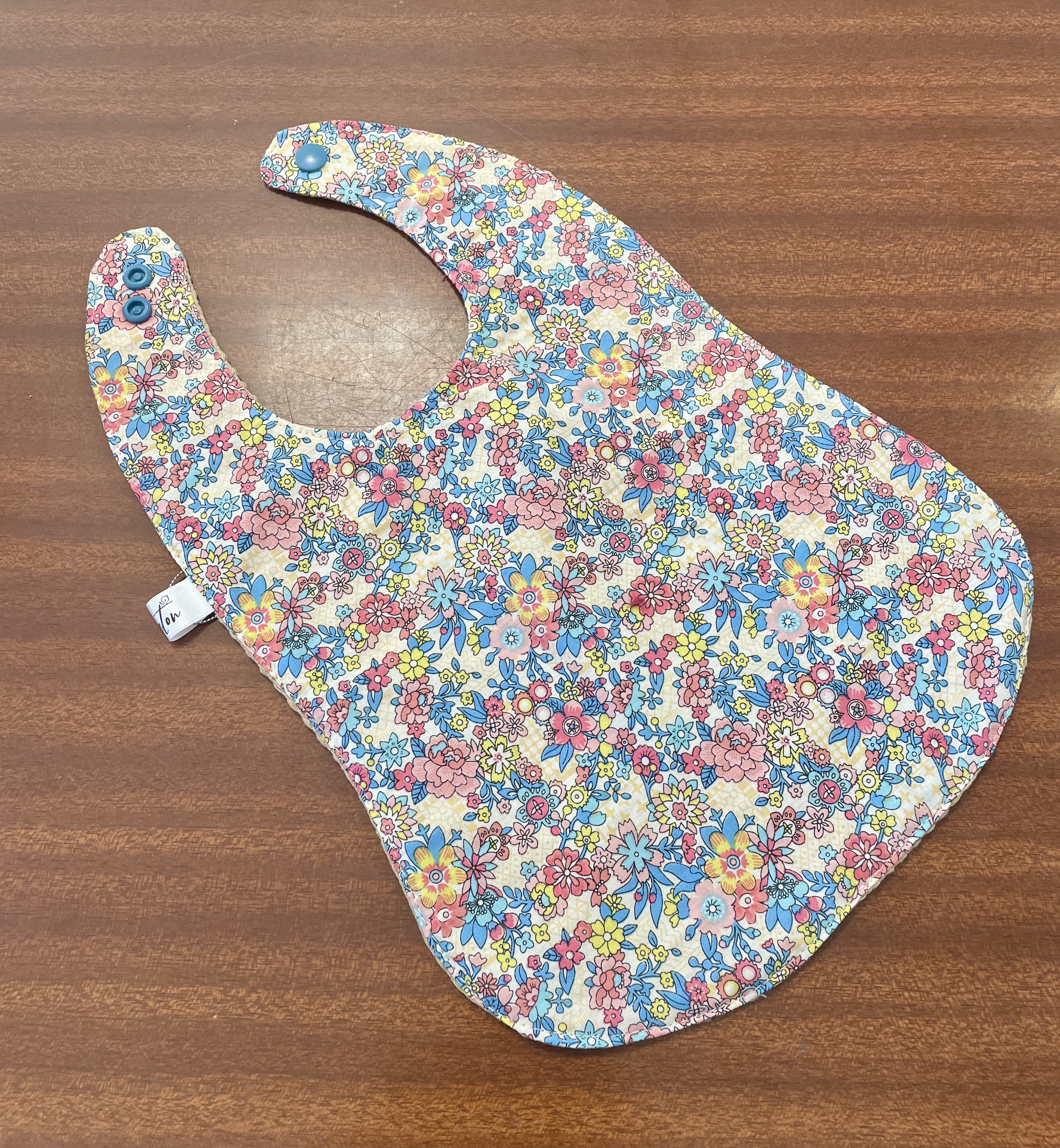 sarouel évolutif, vêtement enfant, idée cadeau, cadeau de naissance, fait main, modèle unique, bavoirs, création française, made in france, boutique de créateurs, boutique nantaise, kapsule éphémère