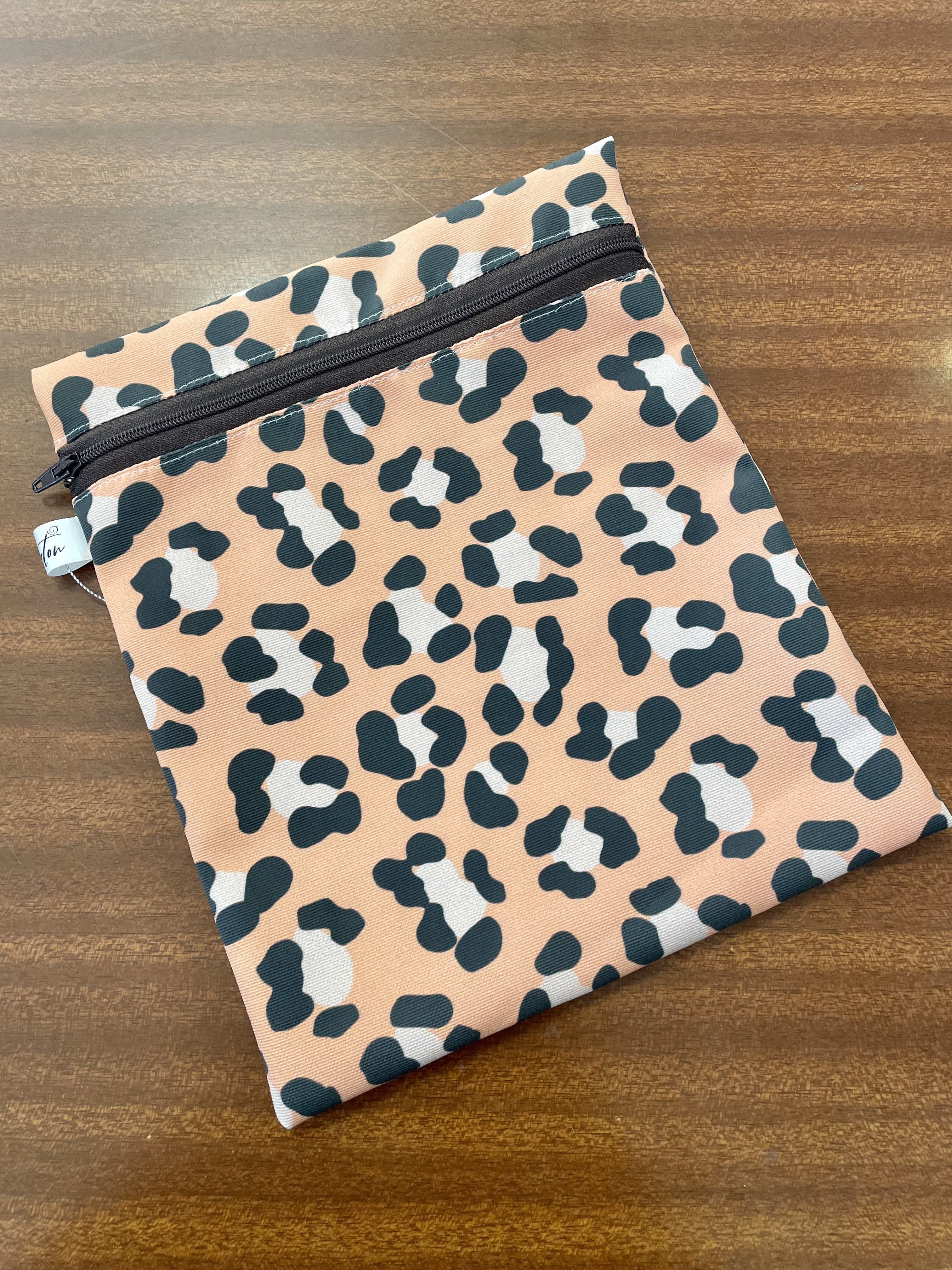 sarouel évolutif, vêtement enfant, idée cadeau, cadeau de naissance, fait main, modèle unique, bavoirs, création française, made in france, boutique de créateurs, boutique nantaise, kapsule éphémère