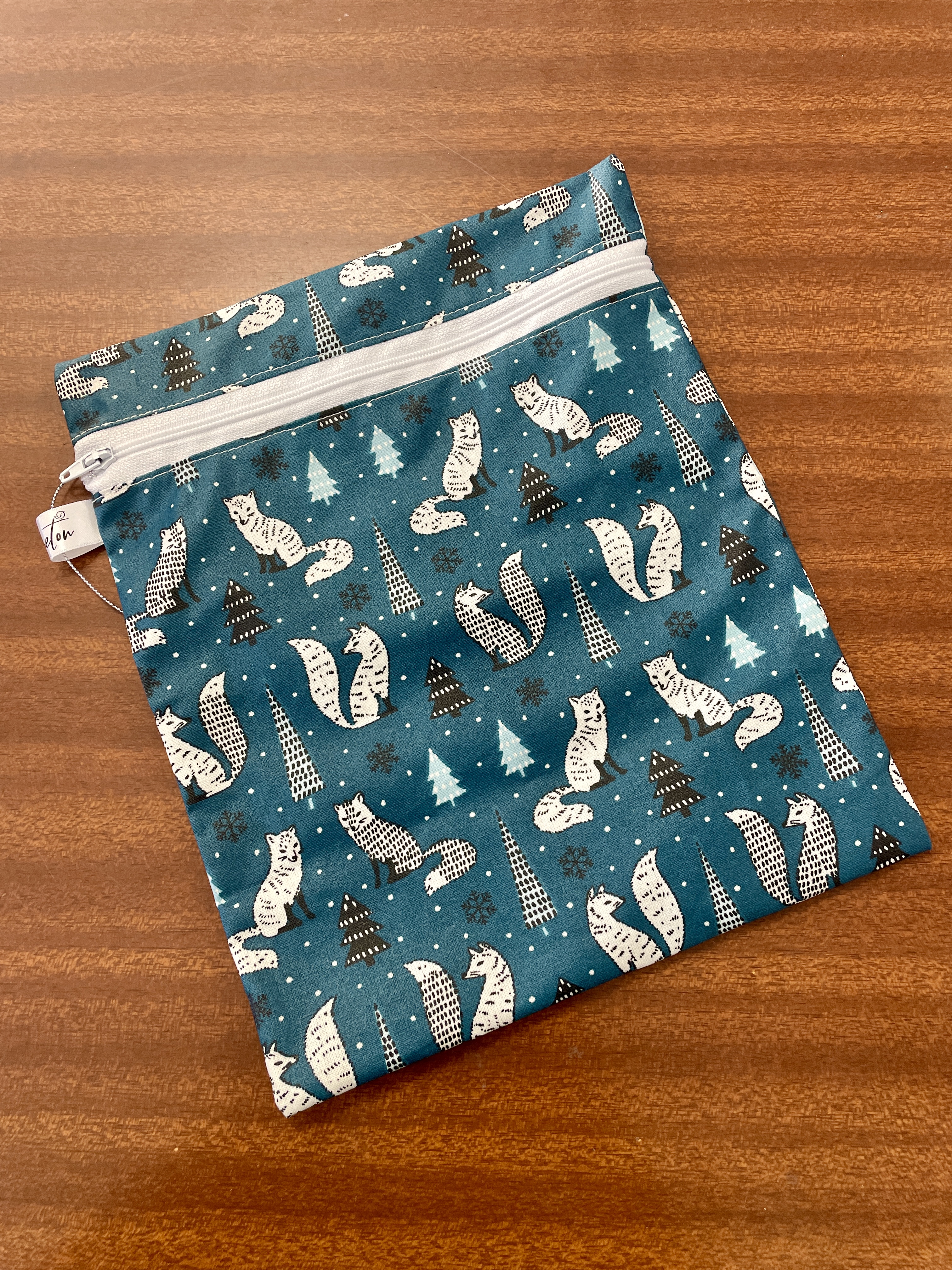 sarouel évolutif, vêtement enfant, idée cadeau, cadeau de naissance, fait main, modèle unique, bavoirs, création française, made in france, boutique de créateurs, boutique nantaise, kapsule éphémère