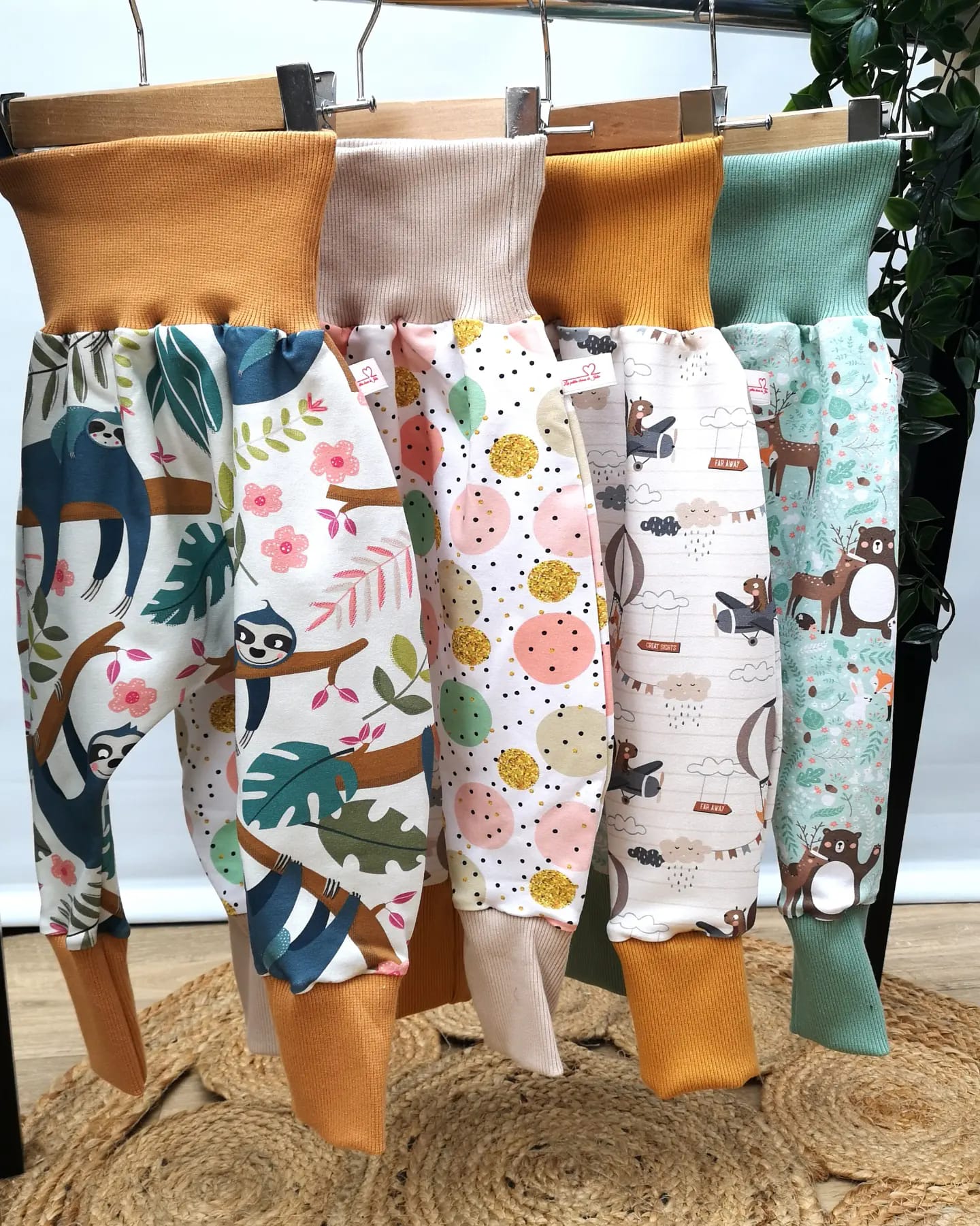 sarouel évolutif, pantalon, vêtement enfant, bébé, créatrice, fait main, made in france, fabrication locale, idée cadeau, cadeau de naissance, boutique de créateurs, kapsule éphémère