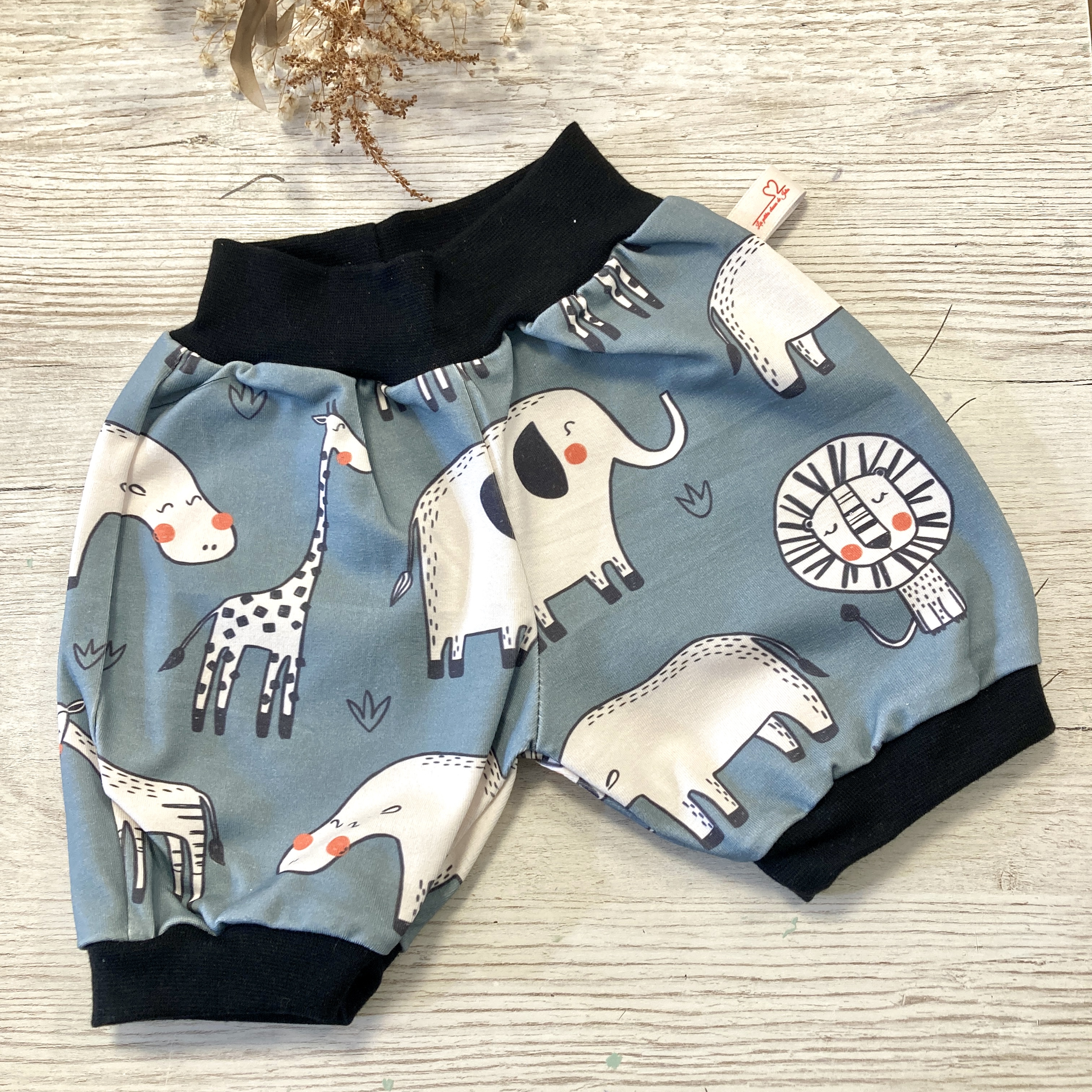 sarouel évolutif, short, vêtement enfant, bébé, créatrice, fait main, made in france, fabrication locale, idée cadeau, cadeau de naissance, boutique de créateurs, kapsule éphémère