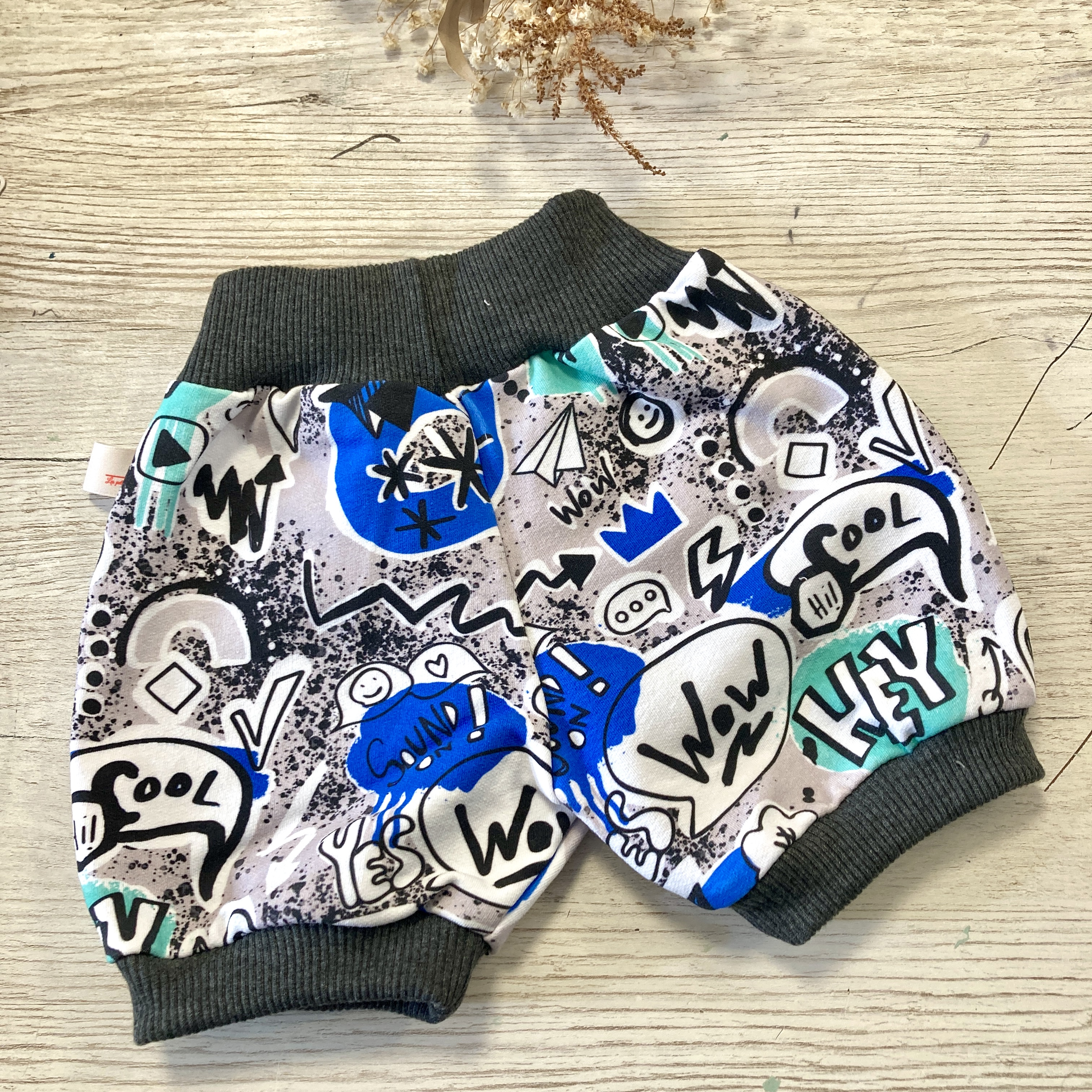 sarouel évolutif, short, vêtement enfant, bébé, créatrice, fait main, made in france, fabrication locale, idée cadeau, cadeau de naissance, boutique de créateurs, kapsule éphémère