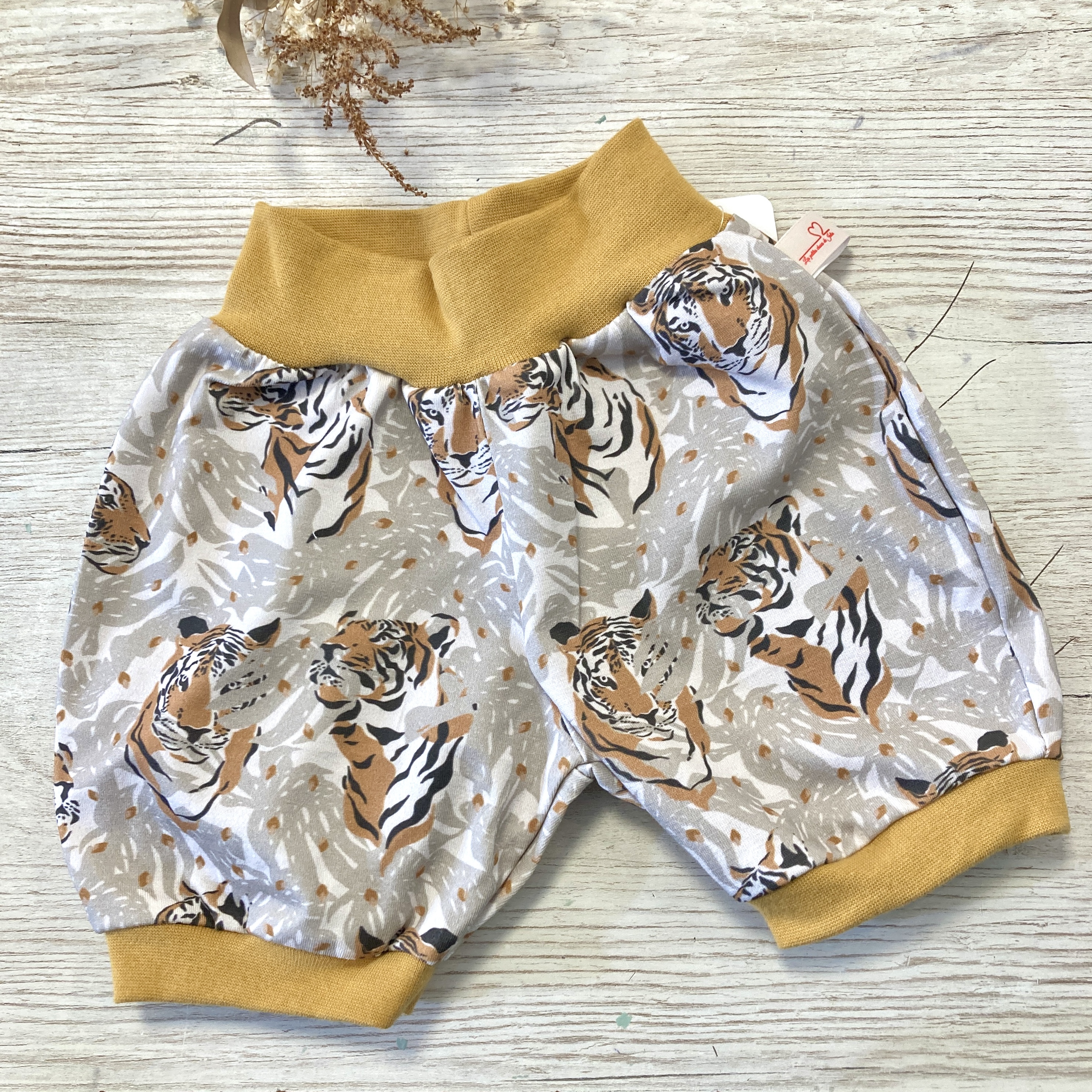 sarouel évolutif, short, vêtement enfant, bébé, créatrice, fait main, made in france, fabrication locale, idée cadeau, cadeau de naissance, boutique de créateurs, kapsule éphémère