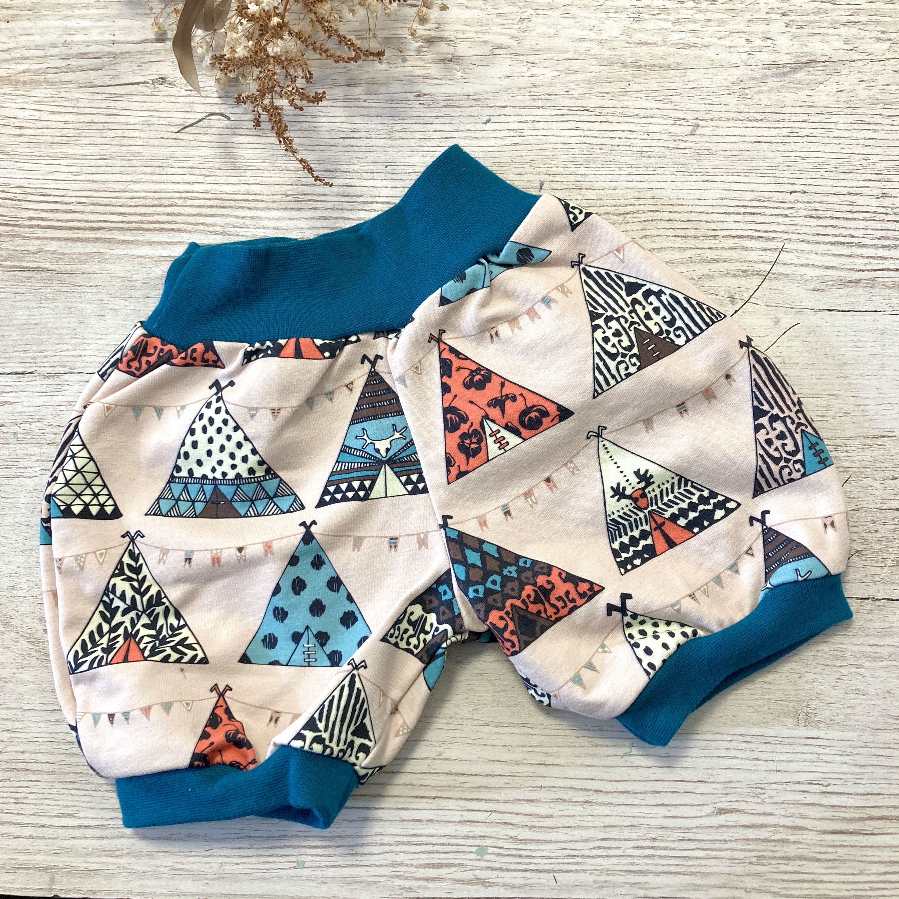 sarouel évolutif, short, vêtement enfant, bébé, créatrice, fait main, made in france, fabrication locale, idée cadeau, cadeau de naissance, boutique de créateurs, kapsule éphémère