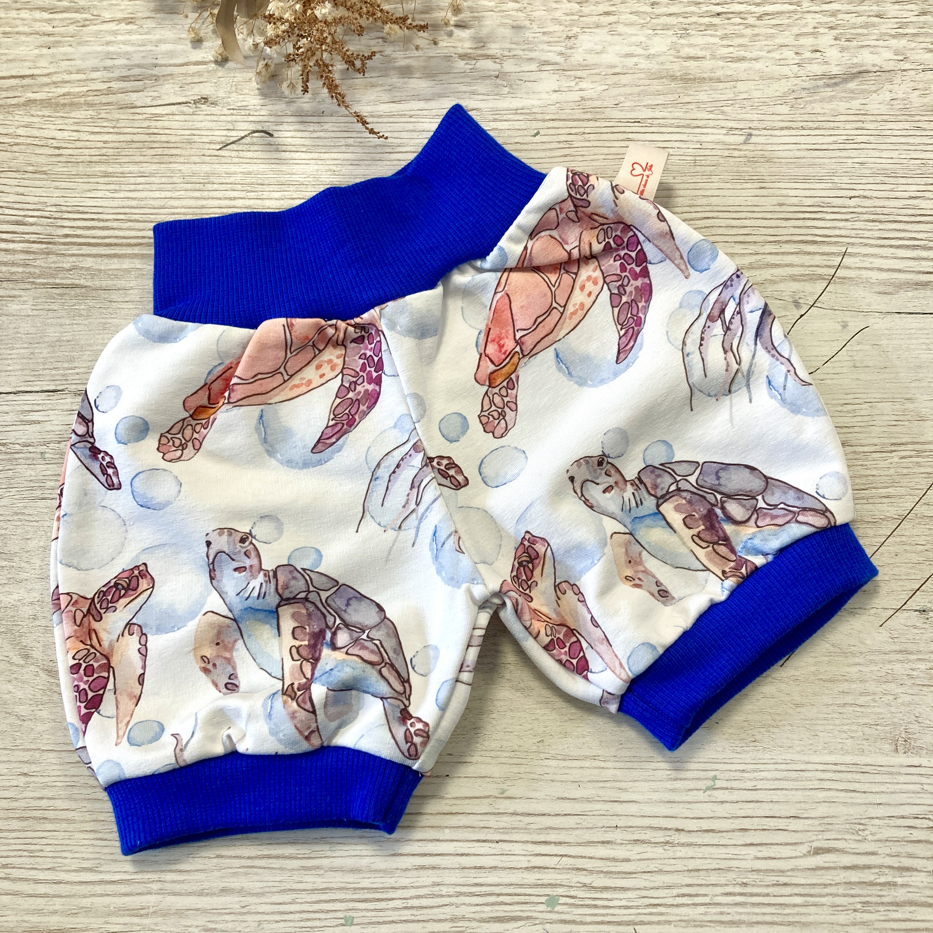 sarouel évolutif, short, vêtement enfant, bébé, créatrice, fait main, made in france, fabrication locale, idée cadeau, cadeau de naissance, boutique de créateurs, kapsule éphémère