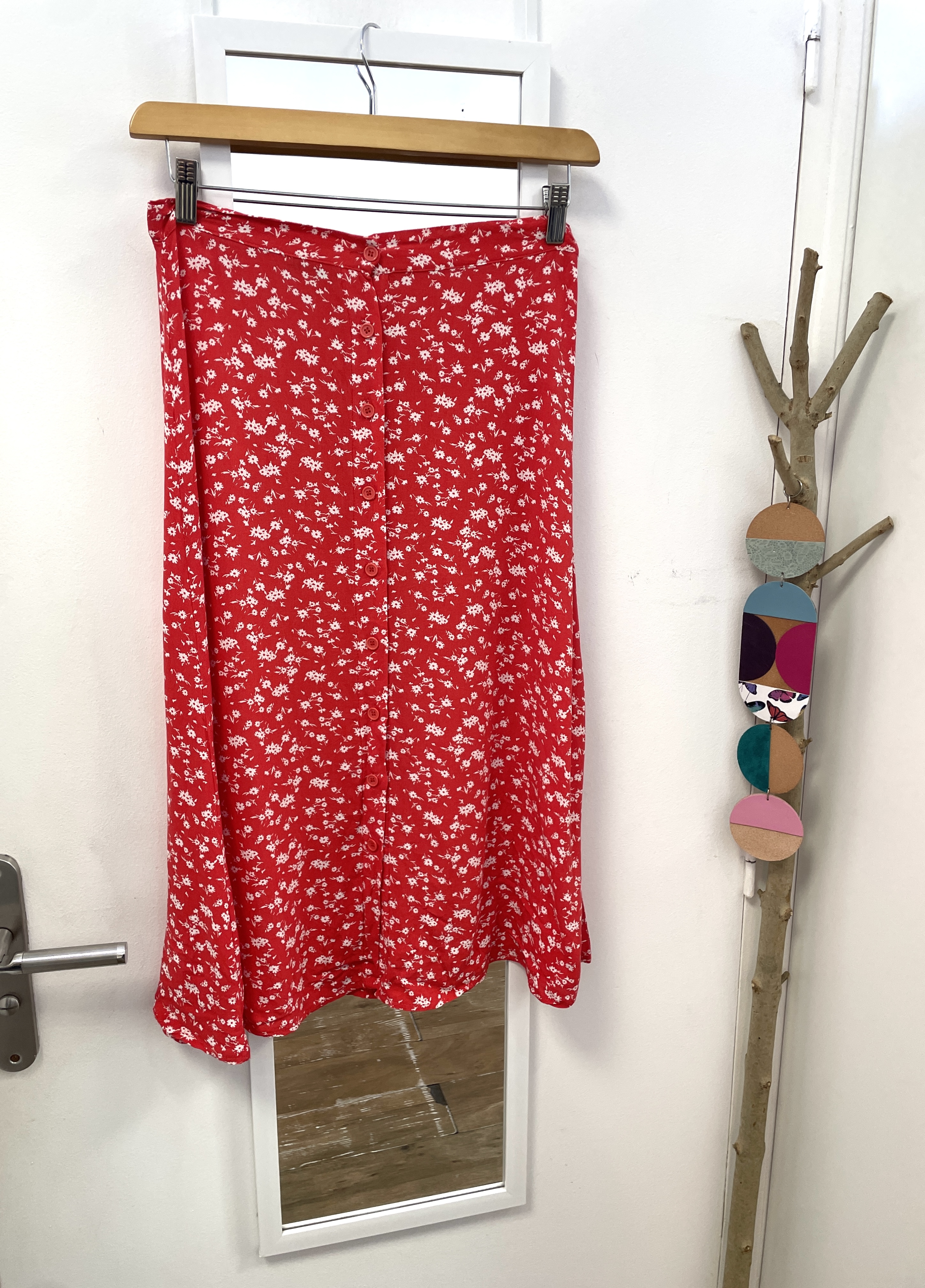 jupe, vêtement d'occasion, friperie, seconde main, mode durable, éthique, kapsule éphémère, midi, lustrin women