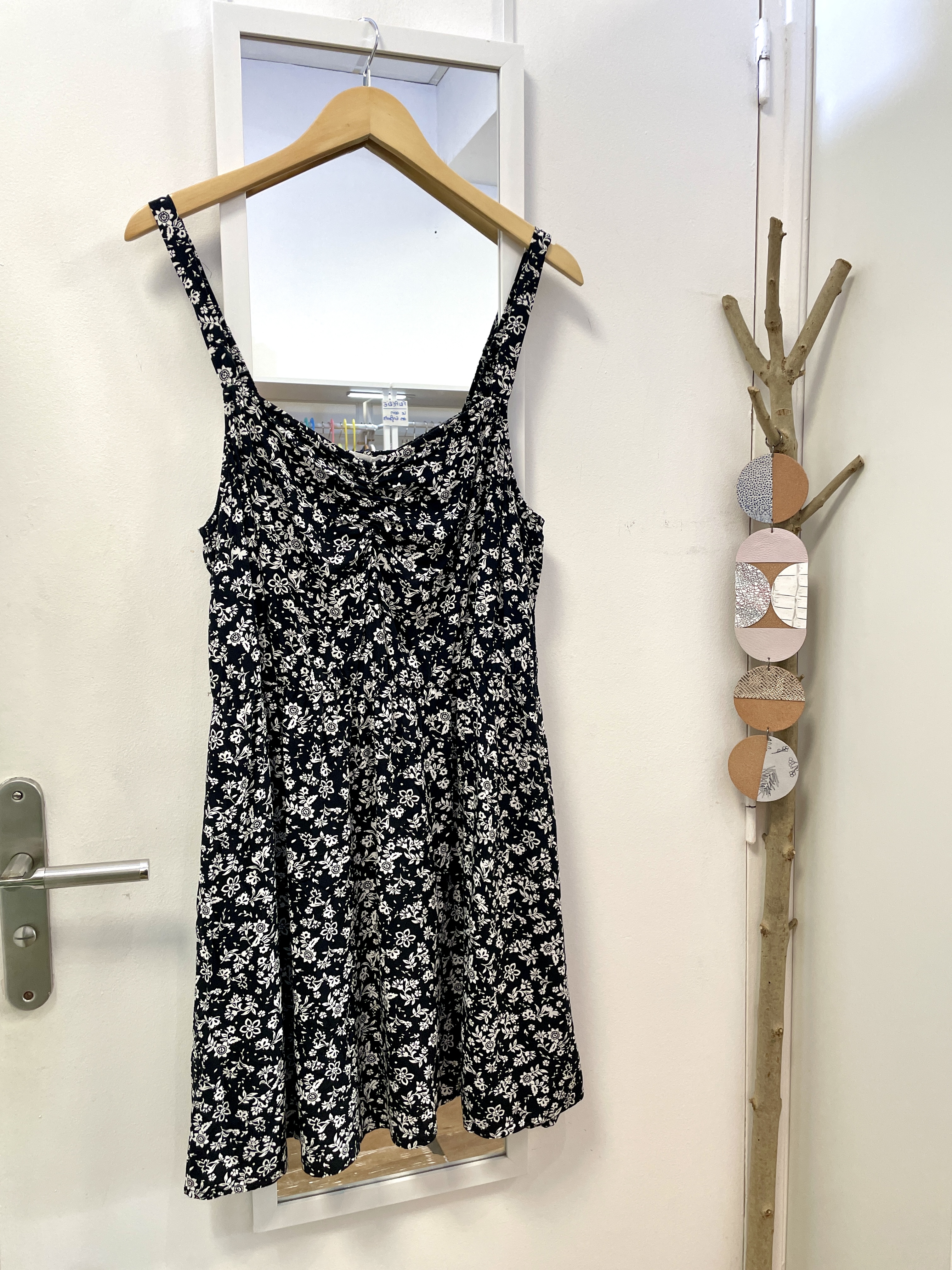 robe, friperie, seconde main, vêtement d'occasion, mode durable, prêt à porter, éthique, boutique, nantes, kapsule éphémère, cache cache