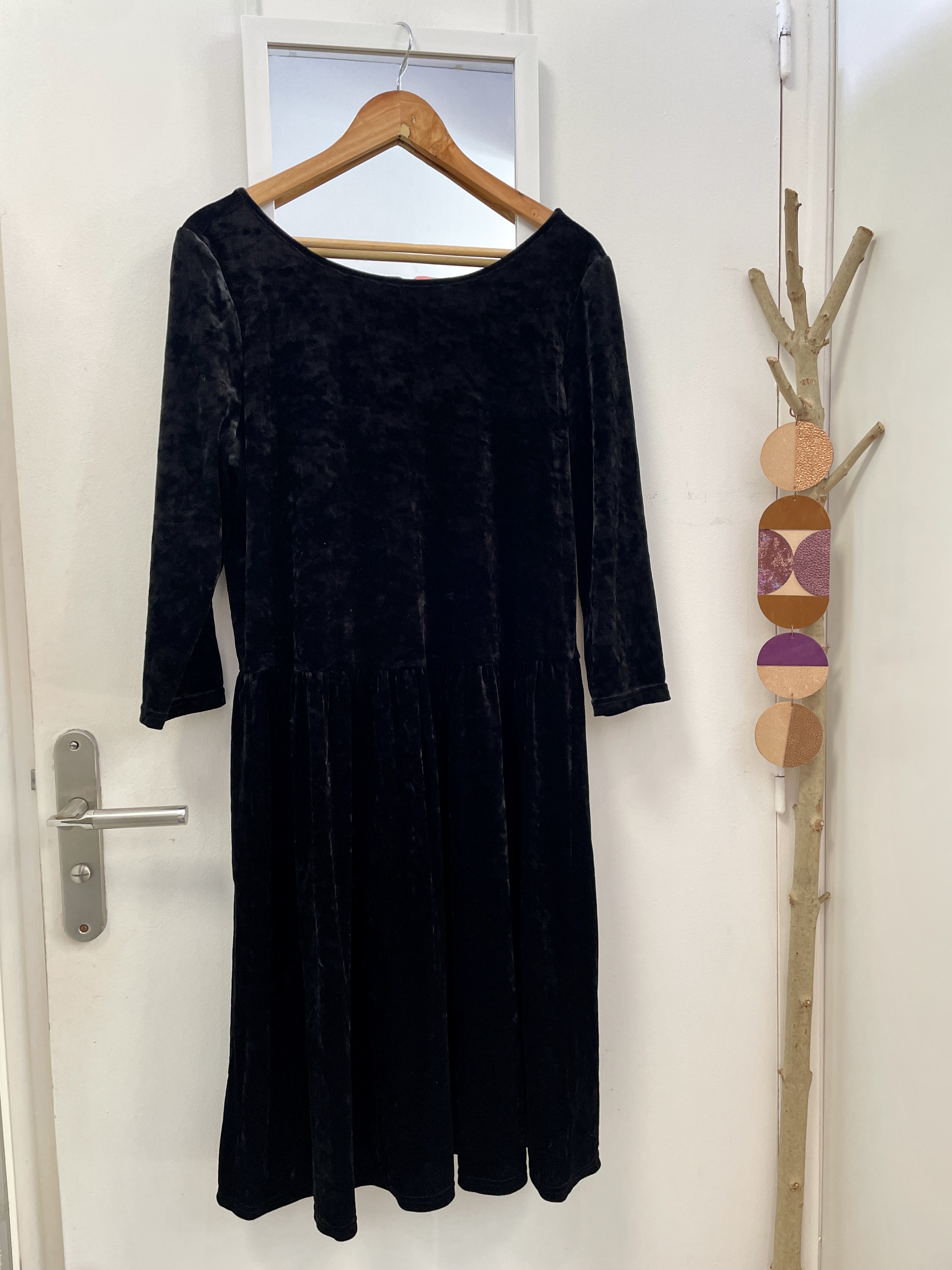 robe, friperie, seconde main, vêtement d'occasion, mode durable, prêt à porter, éthique, boutique, nantes, kapsule éphémère, yessica, c&a, velours, petite robe noire