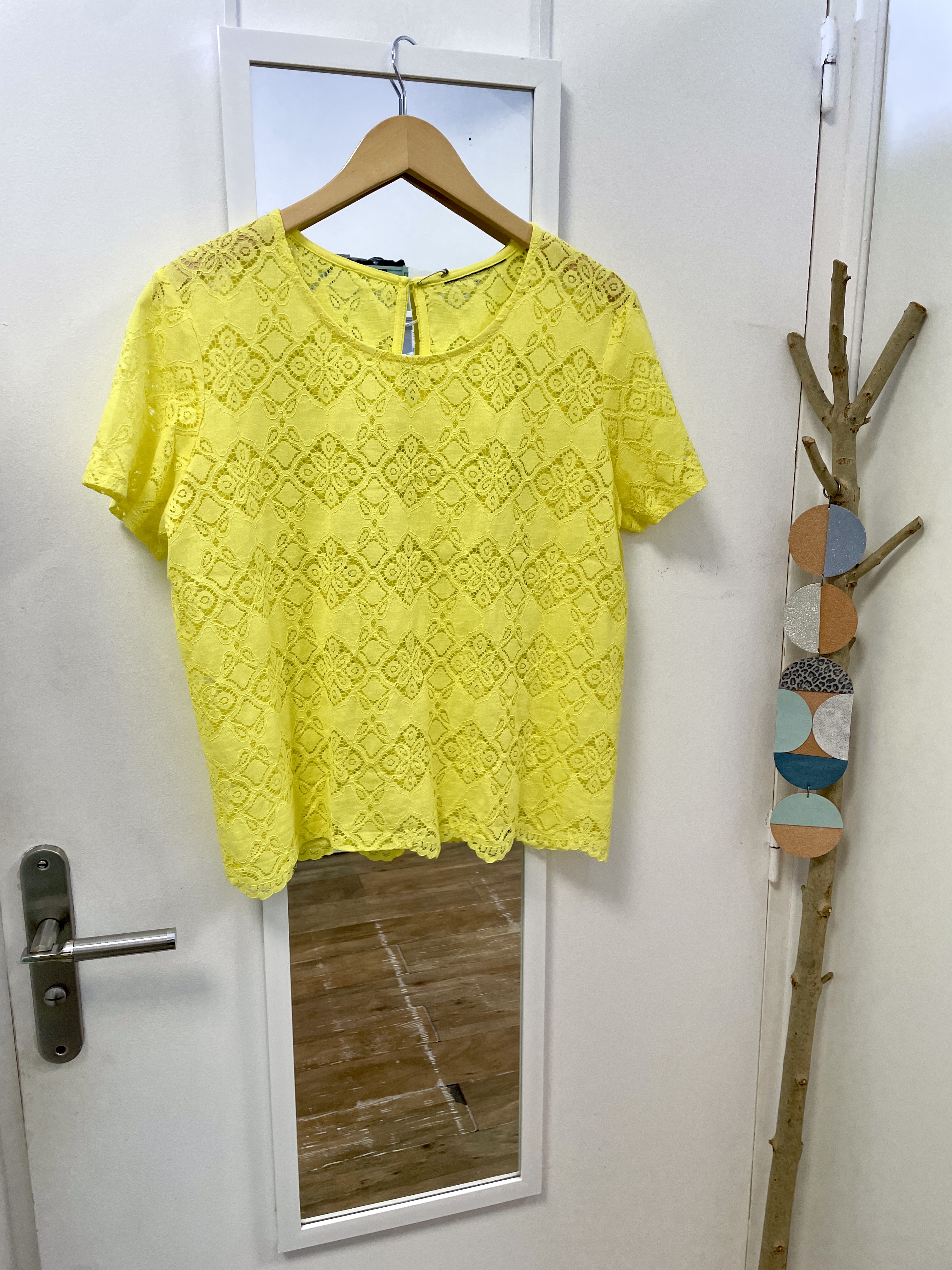 top, débardeur, tee shirt, friperie, vêtement de seconde main, mode durable, boutique nantaise, kapsule éphémère, dentelle, jaune